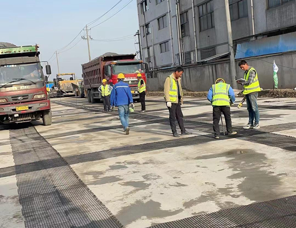 辛集老材料的新故事：玻璃纤维土工格栅如何在‘白改黑’浪潮中重获新生？